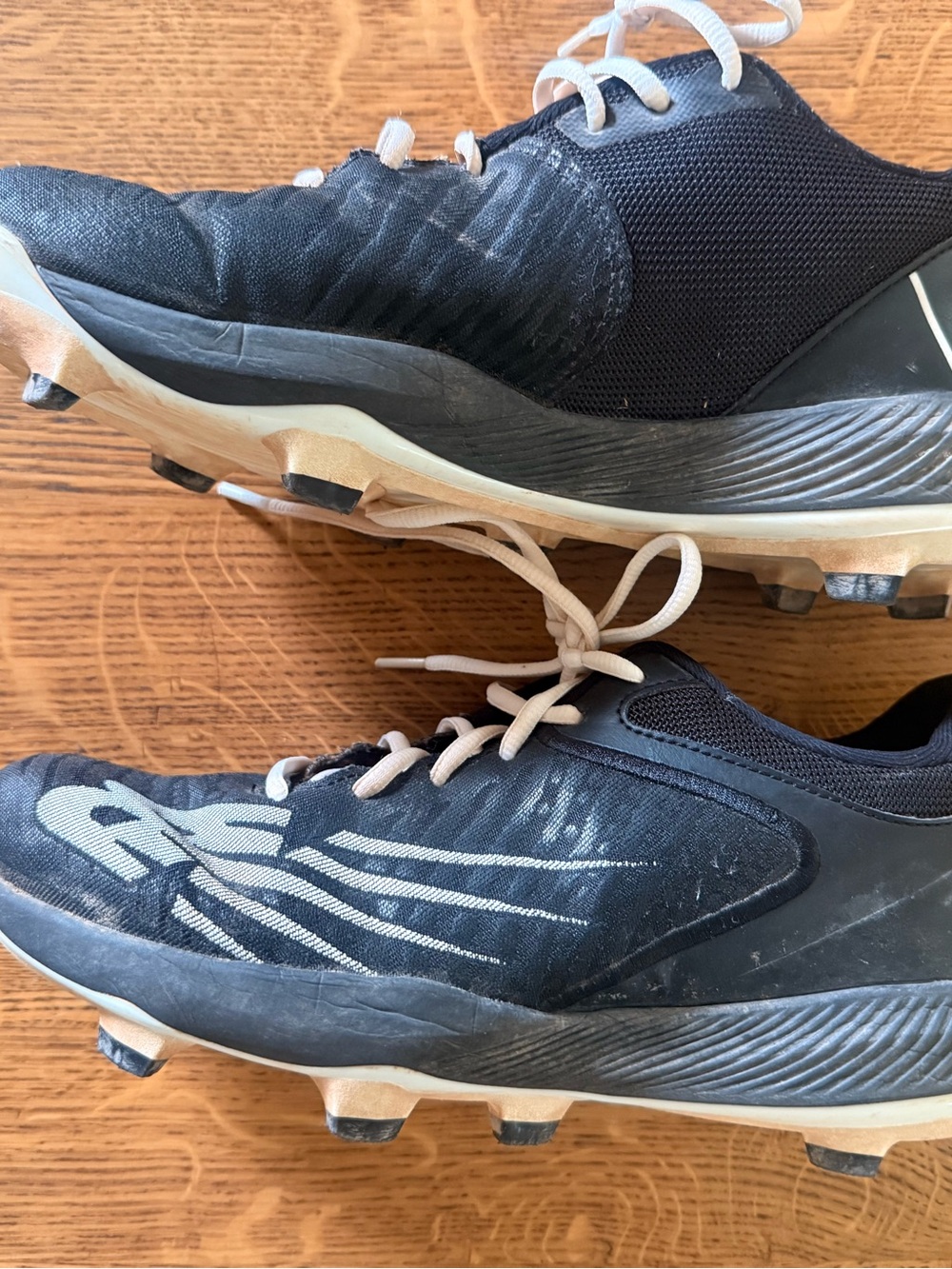 New Balance Men’s Black Athletic Cleats with Cream Laces size 10.5 EE WIDE